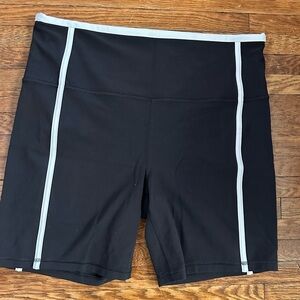 Athleta Elation Ultra High Rise
Tipped 7” Athletic Fitness Shorts Black White